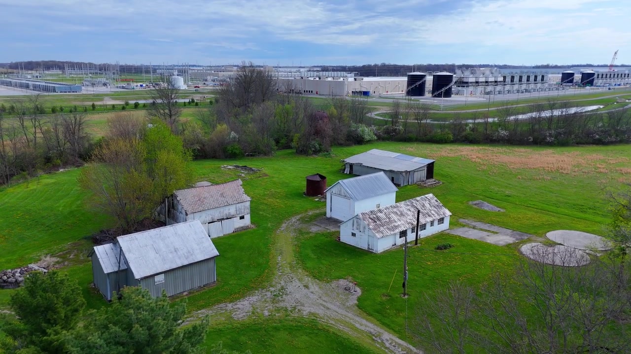 Landlige hjem grænser op til et hyperscale datacenter i New Albany, Ohio, USA.
