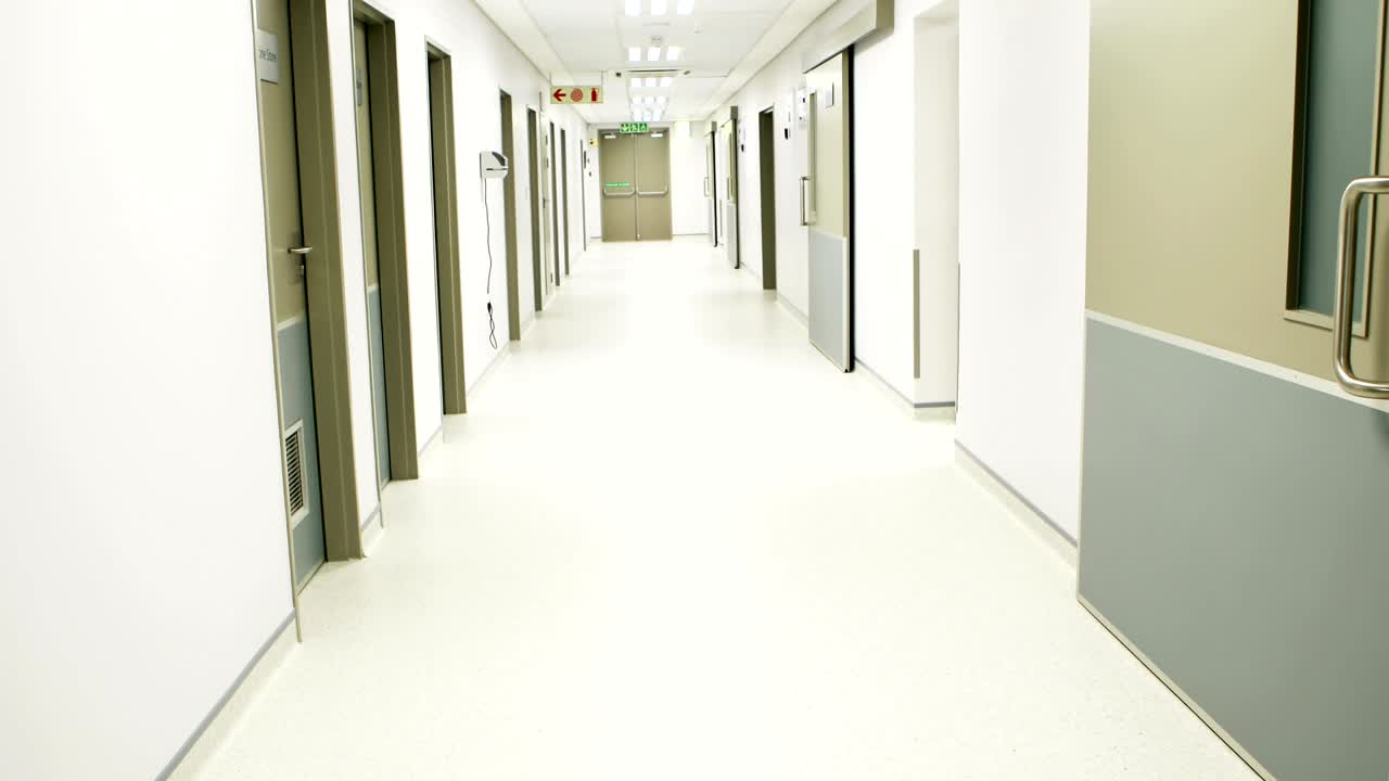 el pasillo de un hospital