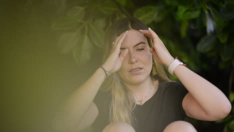 Blondes-Mädchen-Verscheucht-Fliegen