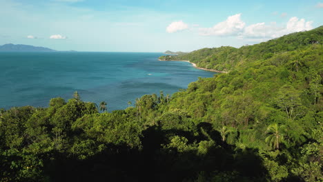 Toma-Aérea-Acercándose-A-La-Hermosa-Costa-Este-De-Koh-Samui-Con-Palmeras-Tropicales-Y-Océano-Azul-Al-Atardecer