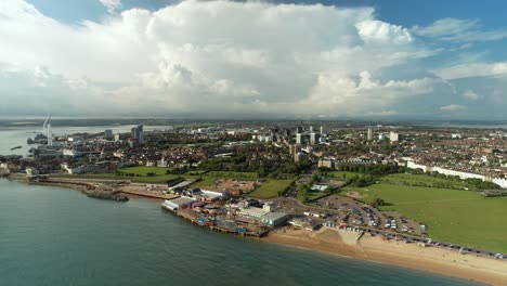 Panorama-De-La-Terminal-De-Aerodeslizadores-Y-El-Paisaje-Urbano-De-Portsmouth-En-La-Isla-De-Wight,-Reino-Unido