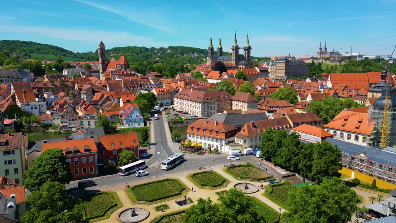 Video aereo con drone 4K della splendida Cattedrale di Bamberga e delle Chiese dell'Abbazia di Michaelsberg nella zona della Piccola Venezia del centro di Bamberga, Germania.