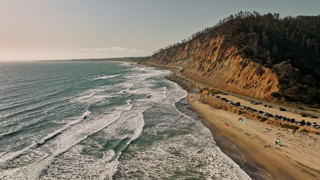 데이븐포트 캘리포니아 공중 v2 비행 포스트 산불 waddell 해변과 개울이 해안을 강타하는 파도, 해안 고속도로, 하늘을 날고 있는 카이트 보더 - 매빅 3 시네로 촬영 - 2022년 5월