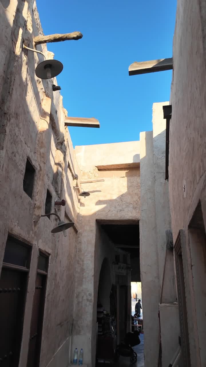 Stretto vicolo con architettura tradizionale in un centro storico.