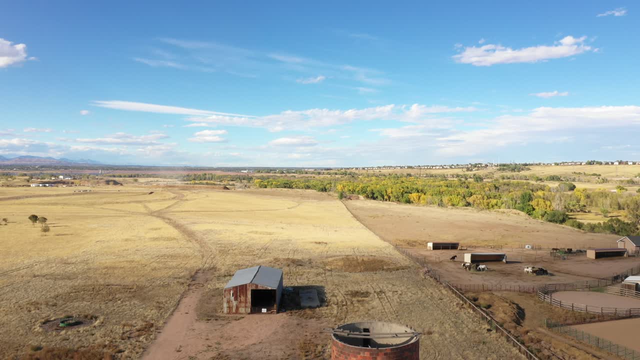 Una rapida ripresa con drone sopra un vecchio silo di grano