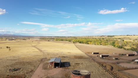 Un-Dron-Rápido-Disparó-Sobre-Un-Viejo-Silo-De-Grano