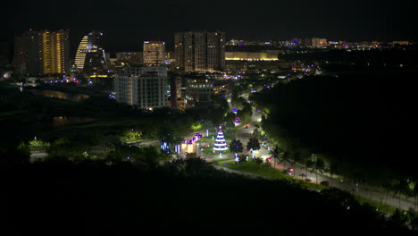 Luftaufnahme-Des-Boulevard-Kukulkan-In-Cancun-Mexiko-Bei-Nacht-Mit-Vorbeifahrenden-Autos