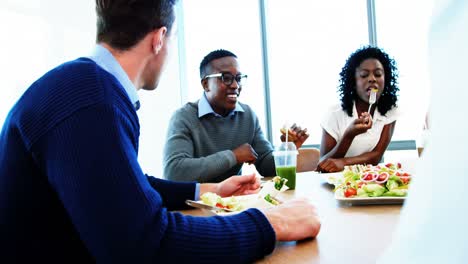 Ejecutivos-Desayunando-Juntos-En-La-Cafetería