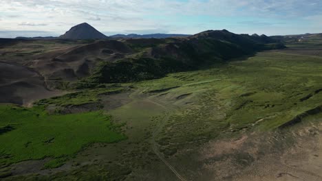 Unvergleichliche-Schönheit-Des-Isländischen-Hochlandes-Mitten-Im-Sommer