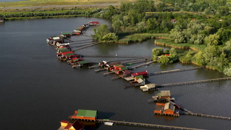 Filmische,-Aufschlussreiche-Drohnenaufnahme-Der-Schwimmenden-Häuser-Des-Bokodi-Sees-In-Oroszlány,-Ungarn