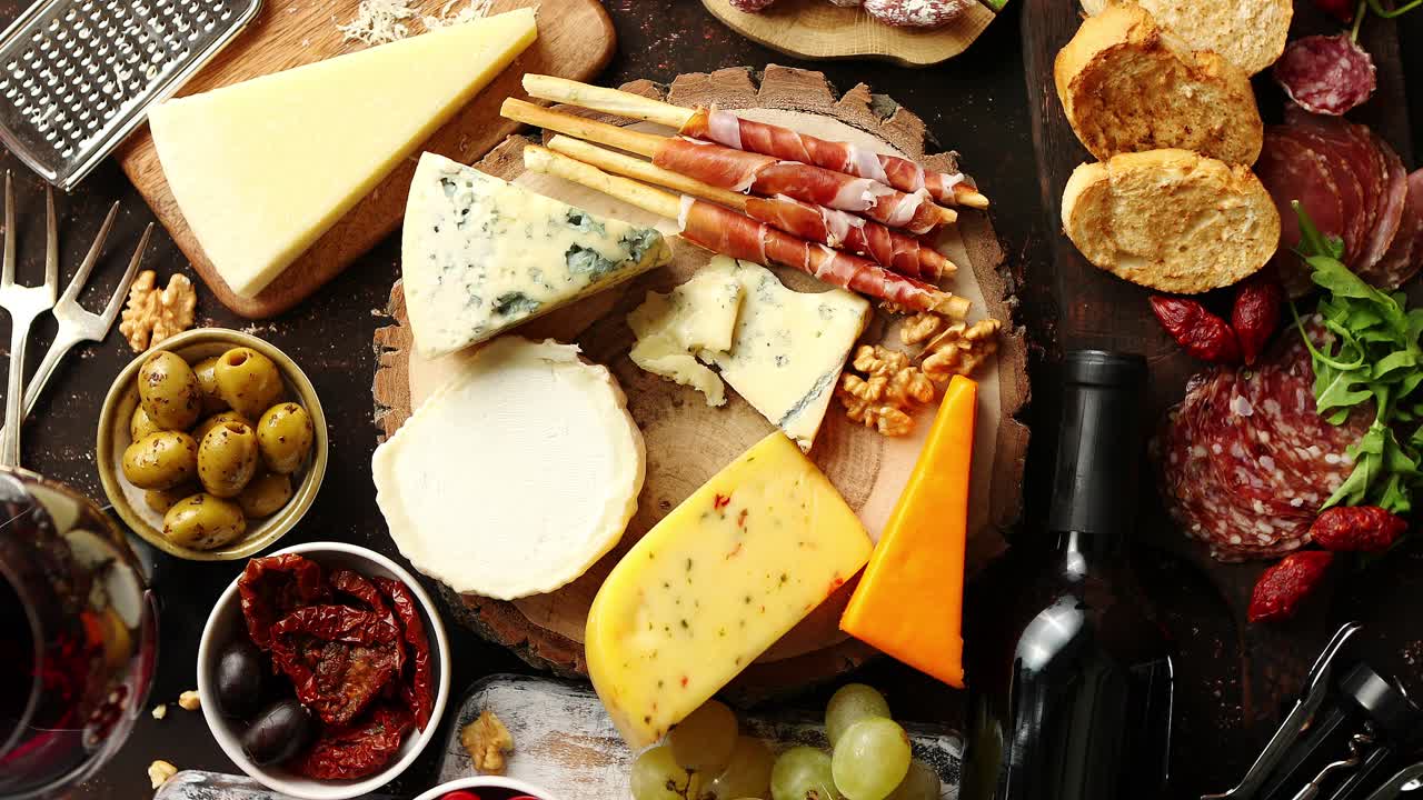 다양하고 맛있는 스페인식 프랑스식 또는 이탈리아식 아페르타이저의 거대한 구색