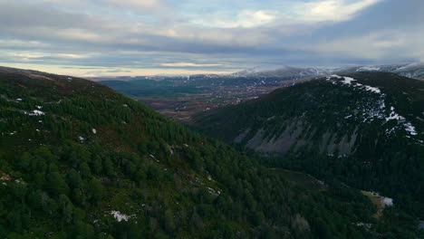 Mirando-A-Través-De-Las-Montañas-Hacia-Un-Pintoresco-Paisaje-Invernal-De-Las-Tierras-Altas.