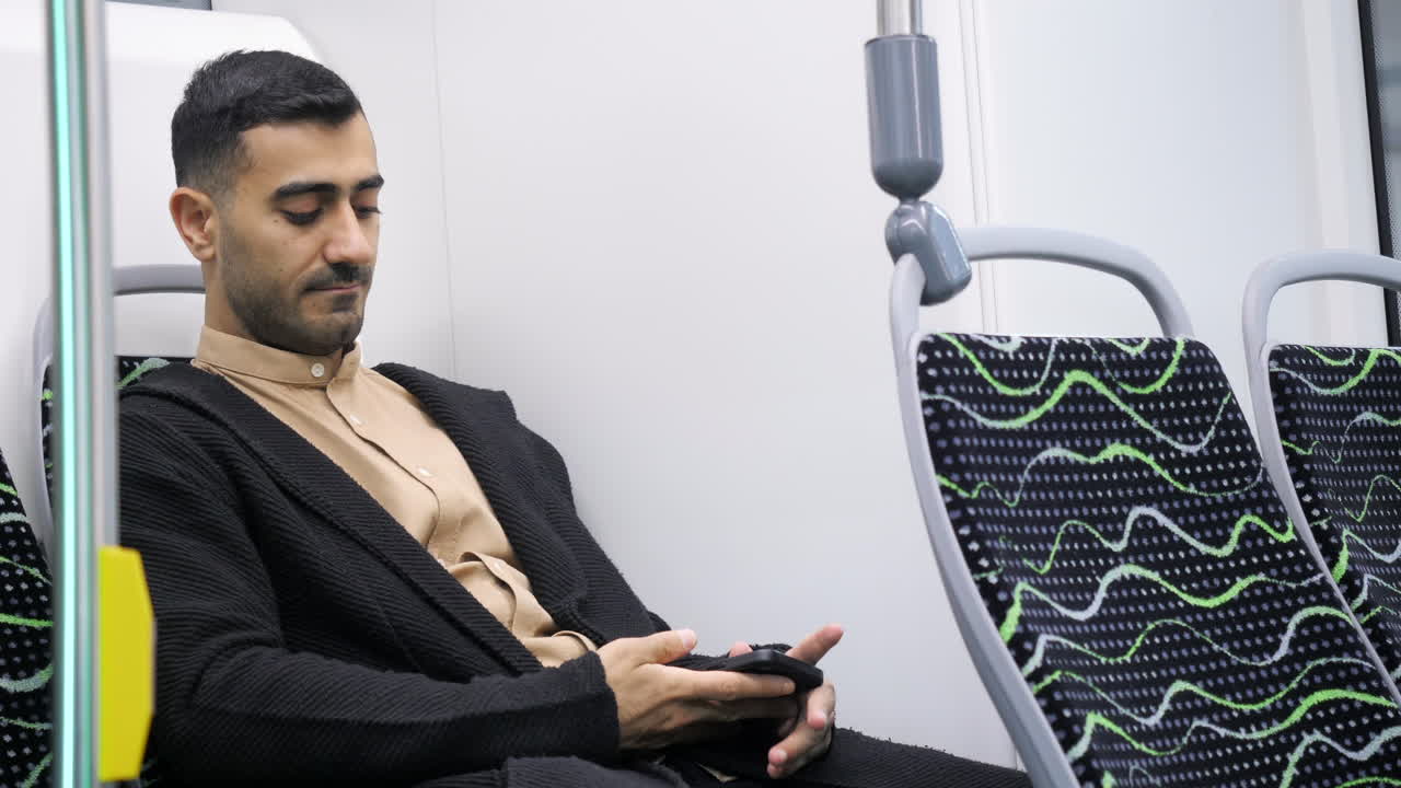 hombre usando teléfono móvil en el transporte público