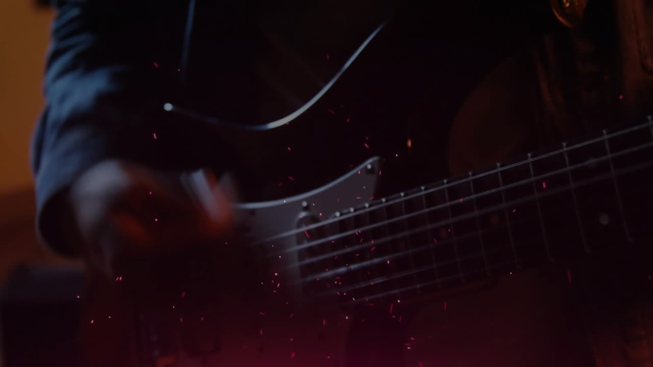 Effetti di scintille che si muovono sul manico, scorrendo sulla tastiera, con un chitarrista che prova gli accordi con un compagno di band.