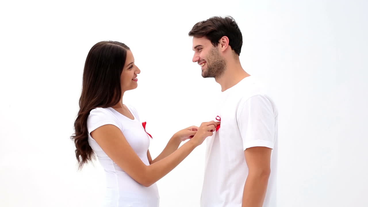 pareja joven atractiva que apoya la concienciación sobre el sida