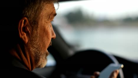 hombre de negocios hablando por teléfono móvil en un coche 4k