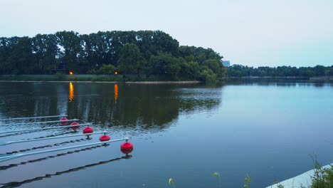 caminando cerca del lago de un parque en bucarest