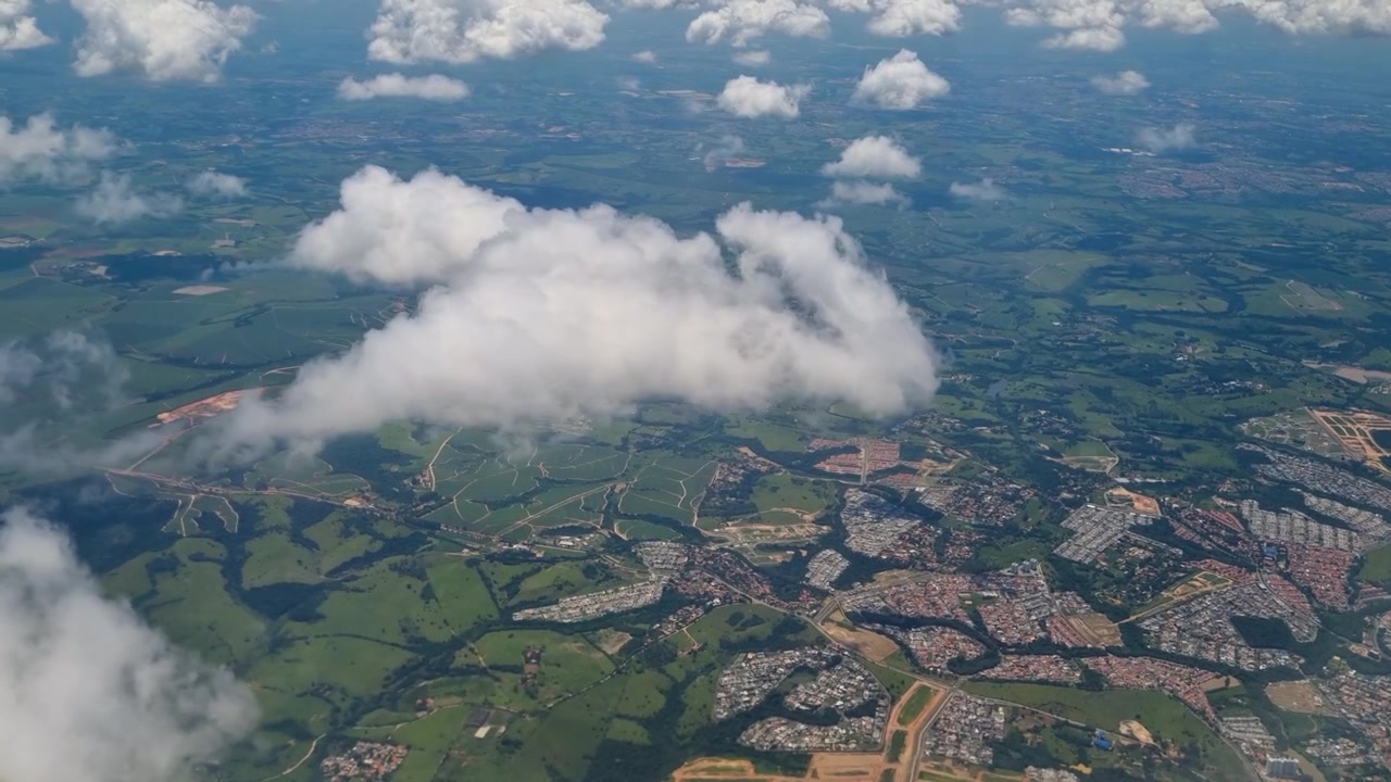 Luftfoto over Paraná, Brasilien, der viser store landbrugsområder, spredte bebyggelser, veje og infrastruktur flettet ind i et levende landskab af landbrugsmarker