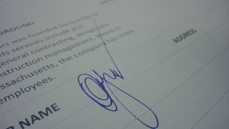 Persona-Desconocida-Firmando-Documento-Con-Bolígrafo.-Trabajador-Usando-Pluma-Estilográfica-Con-Punta