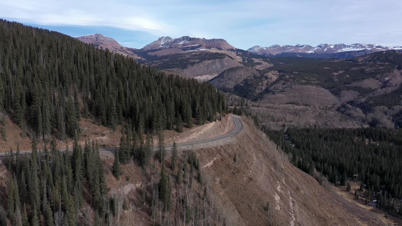 Strada di montagna in Colorado, drone 4K, panoramica da sinistra a destra.