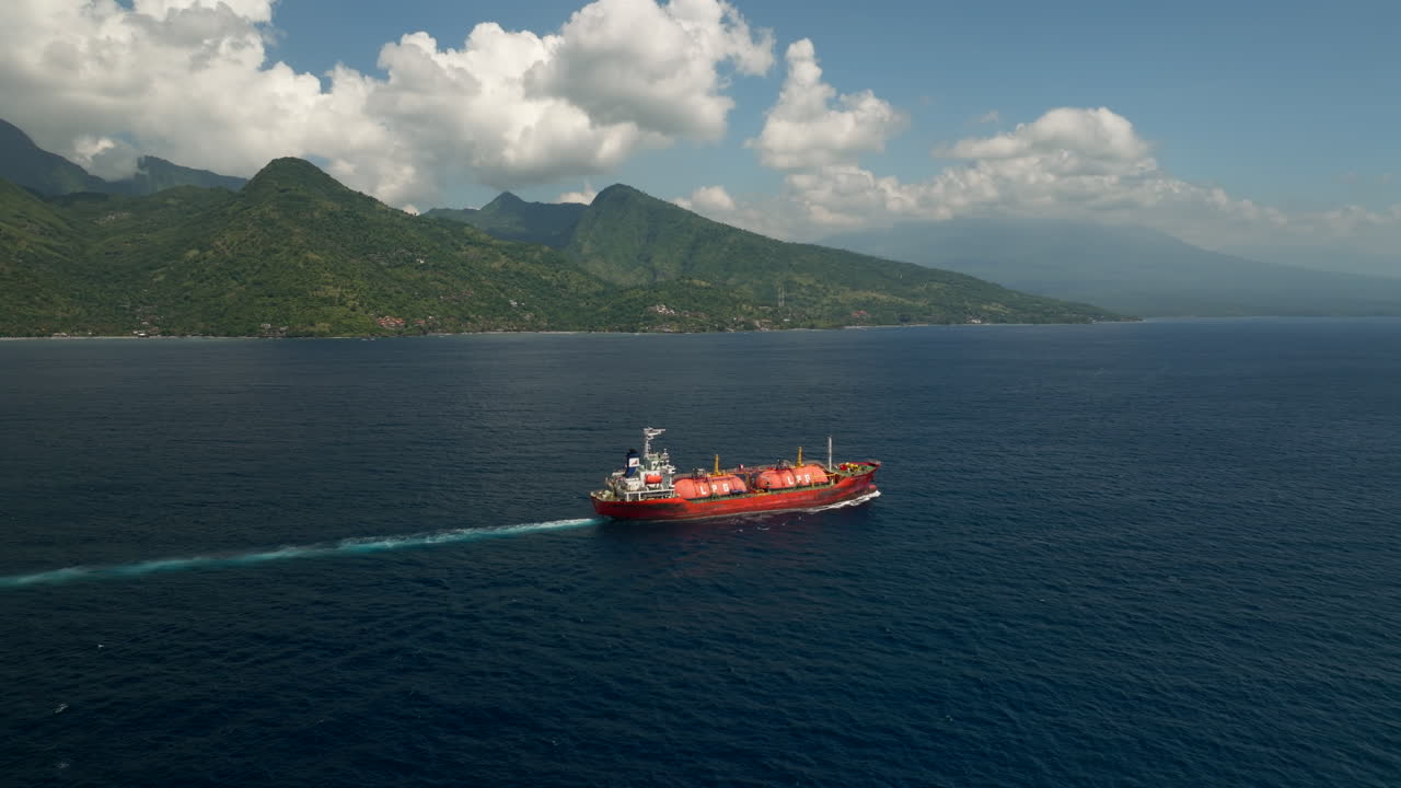바리 북쪽 해안 근처의 바다에서 석유를 운반하는 빨간색 커, 공중 사진