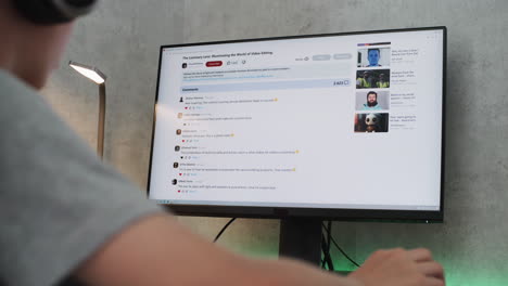 persona que está viendo un tutorial de edición de video en la computadora