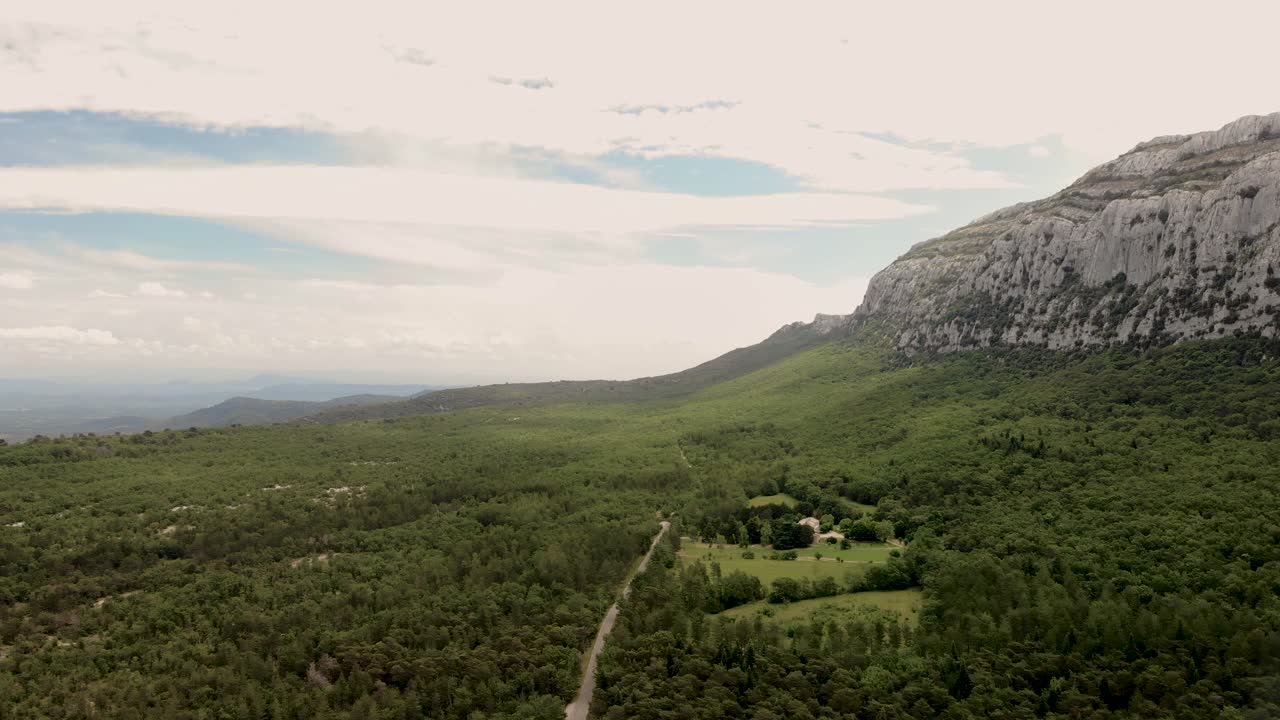 un dron disparó sobre la montaña y el bosque de sainte baume en provenza, al sur de francia.