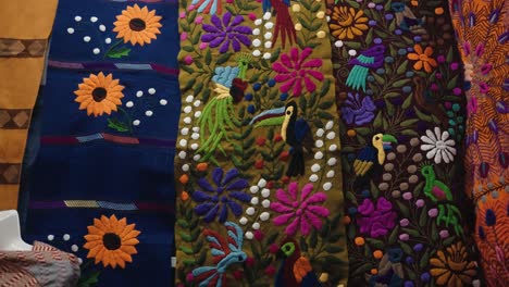 Diseños-Coloridos-Y-Textiles-Tejidos-A-Mano-En-Zinacantán,-Chiapas,-México.
