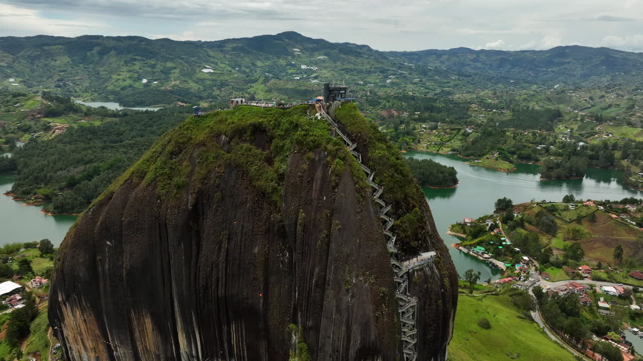 Vista aerea intorno alle scale che salgono a El Peñón de Guatapé, nella Colombia nuvolosa