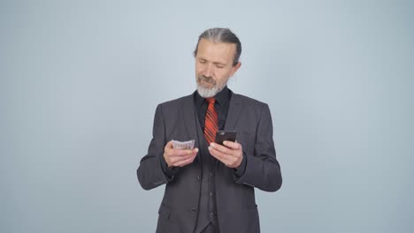 비즈니스맨이 신용카드로 전화로 쇼핑을 합니다.
