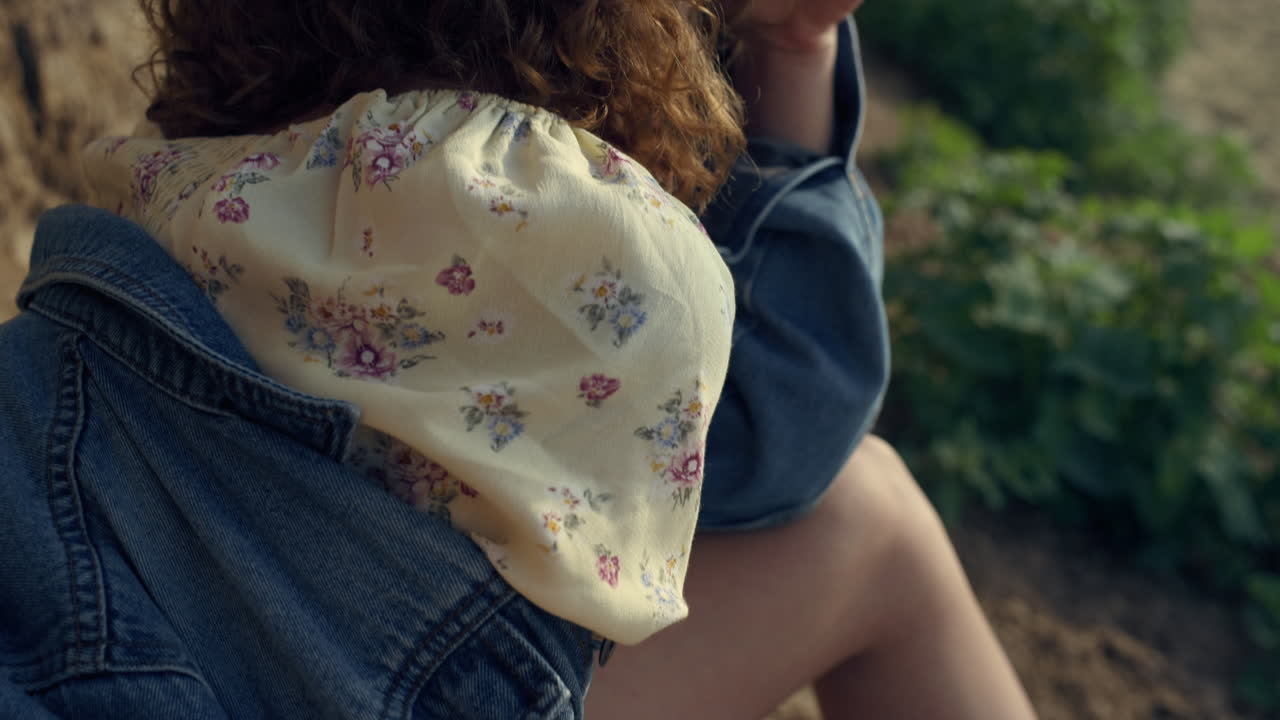mujer molesta sentada en la playa con gafas de sol de cerca. modelo posando en la playa.