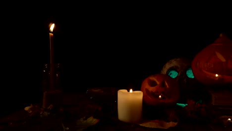 decoraciones de halloween dos linternas de calabaza y un cráneo humano a la luz de las velas, video en bucle