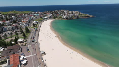 Playa-De-Bondi-Con-Turistas-Durante-El-Día-En-Sydney,-Nueva-Gales-Del-Sur,-Australia---Toma-Aérea-De-Drones