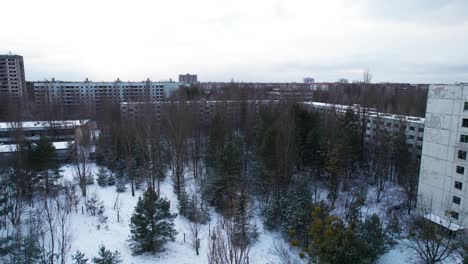 Paso-Elevado-Sobre-La-Ciudad-Evacuada-De-Pripyat-Cerca-De-Chernobyl-En-La-Nieve-Del-Invierno