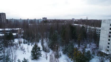 эстакада над припятью, эвакуированным городом вблизи чернобыля, в зимний снегопад