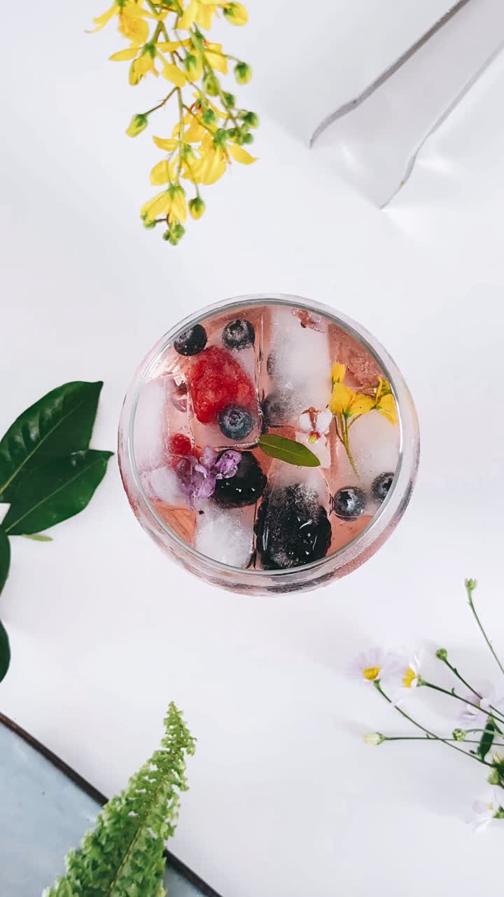 신선한 과일 꽃 얼음 음료