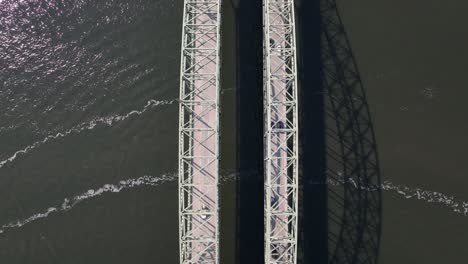 una vista de arriba hacia abajo sobre la calzada robert moses y el gran puente de la bahía sur en un día soleado