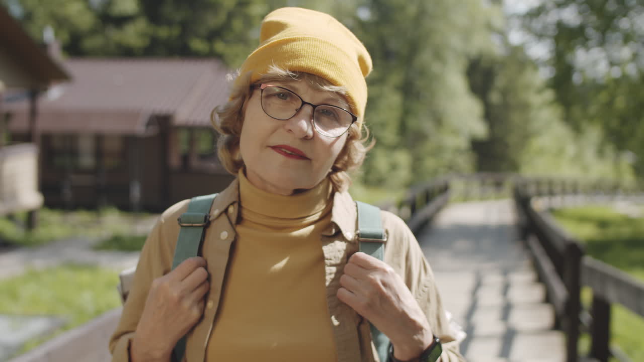 Пожилая женщина гуляет в лесу