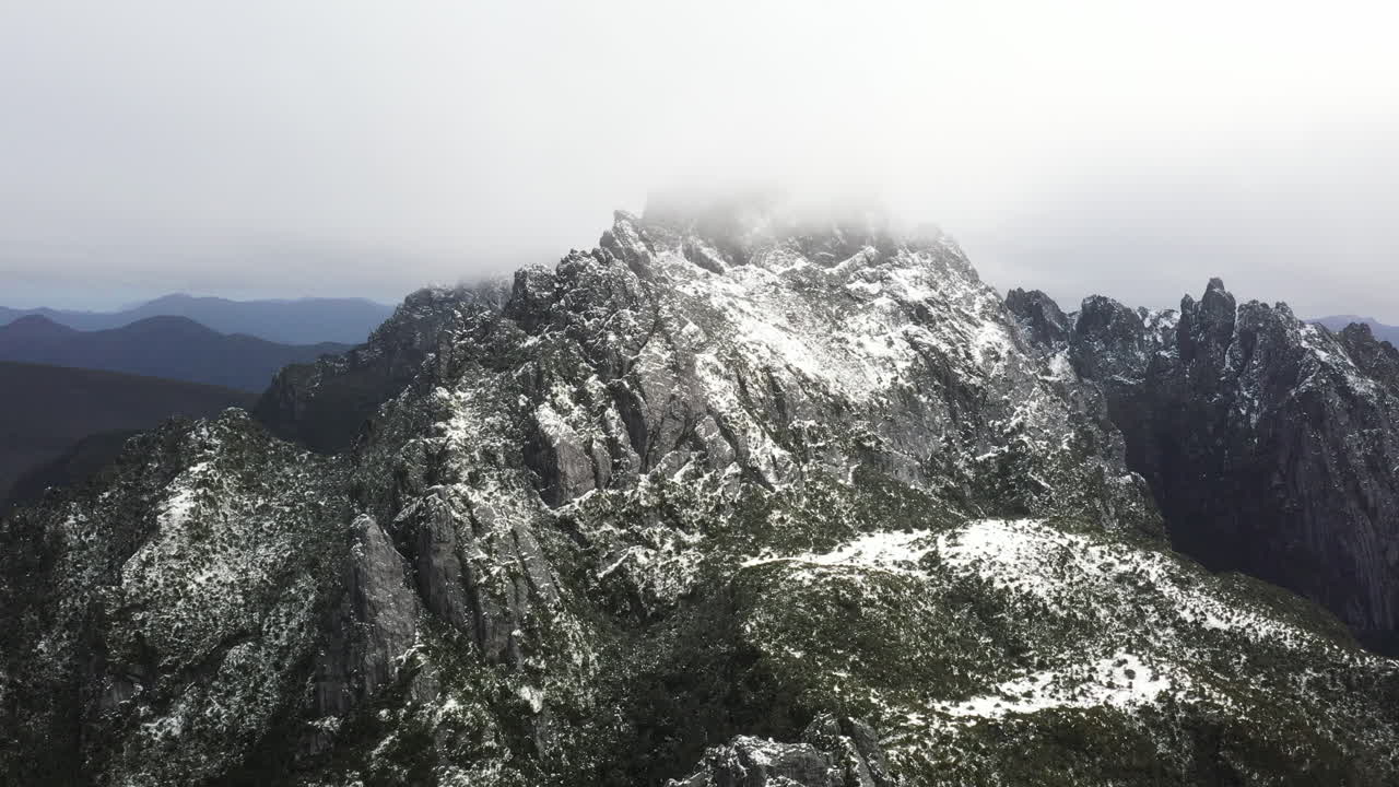 태즈메이니아 남서부의 산들을 촬영한 영화 같은 드론 영상