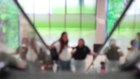 grupo de personas que usan una escalera mecánica juntos