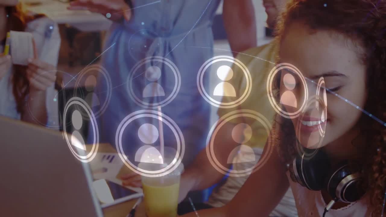 animación de iconos de usuario que giran sobre felices y diversos compañeros de trabajo en la oficina