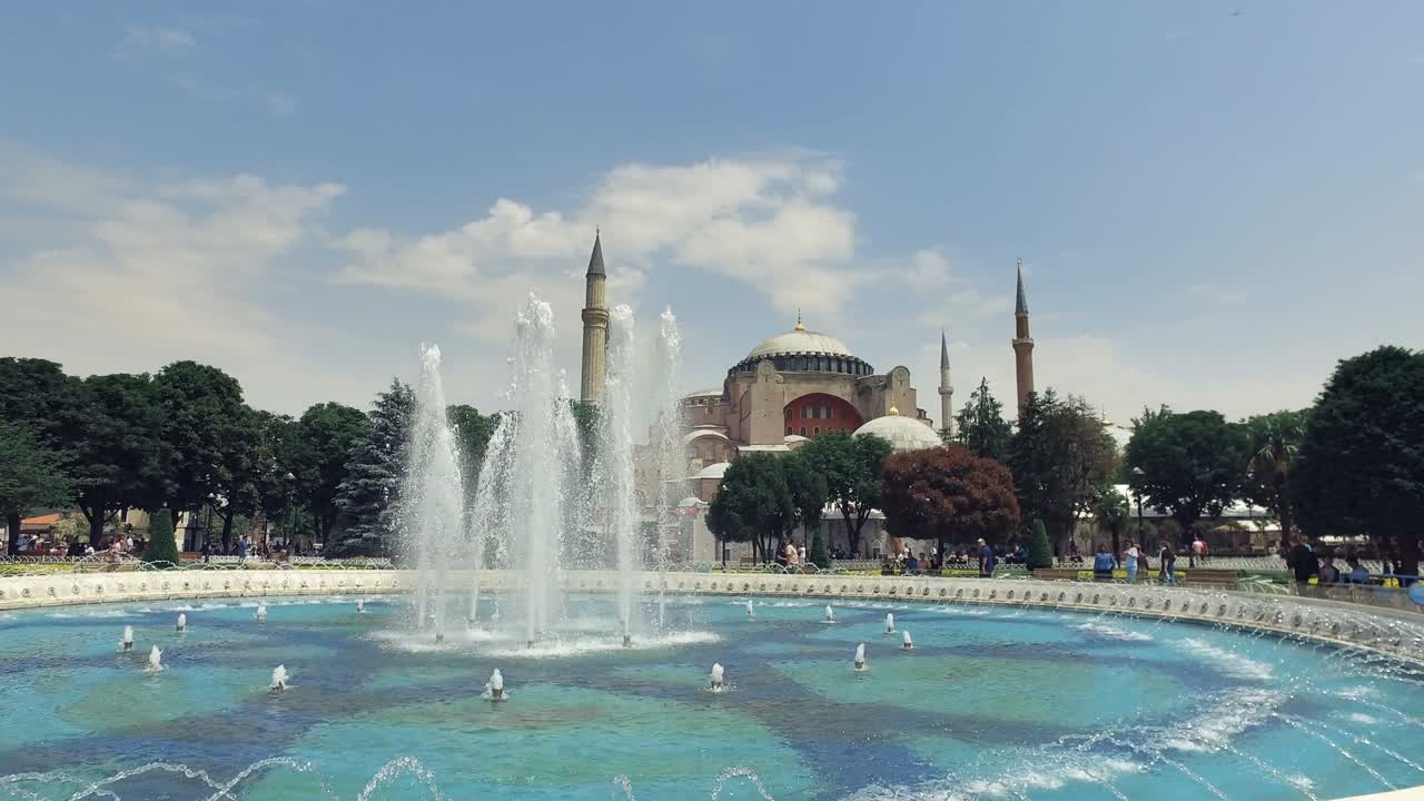 la hermosa hagia sophia y la fuente en estambul