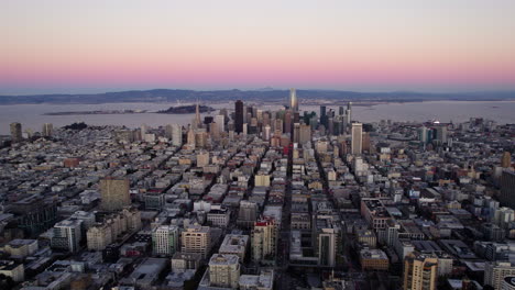 Vista-Aérea-Lejos-Del-Centro-De-San-Francisco,-Noche-Vibrante-En-California,-Estados-Unidos