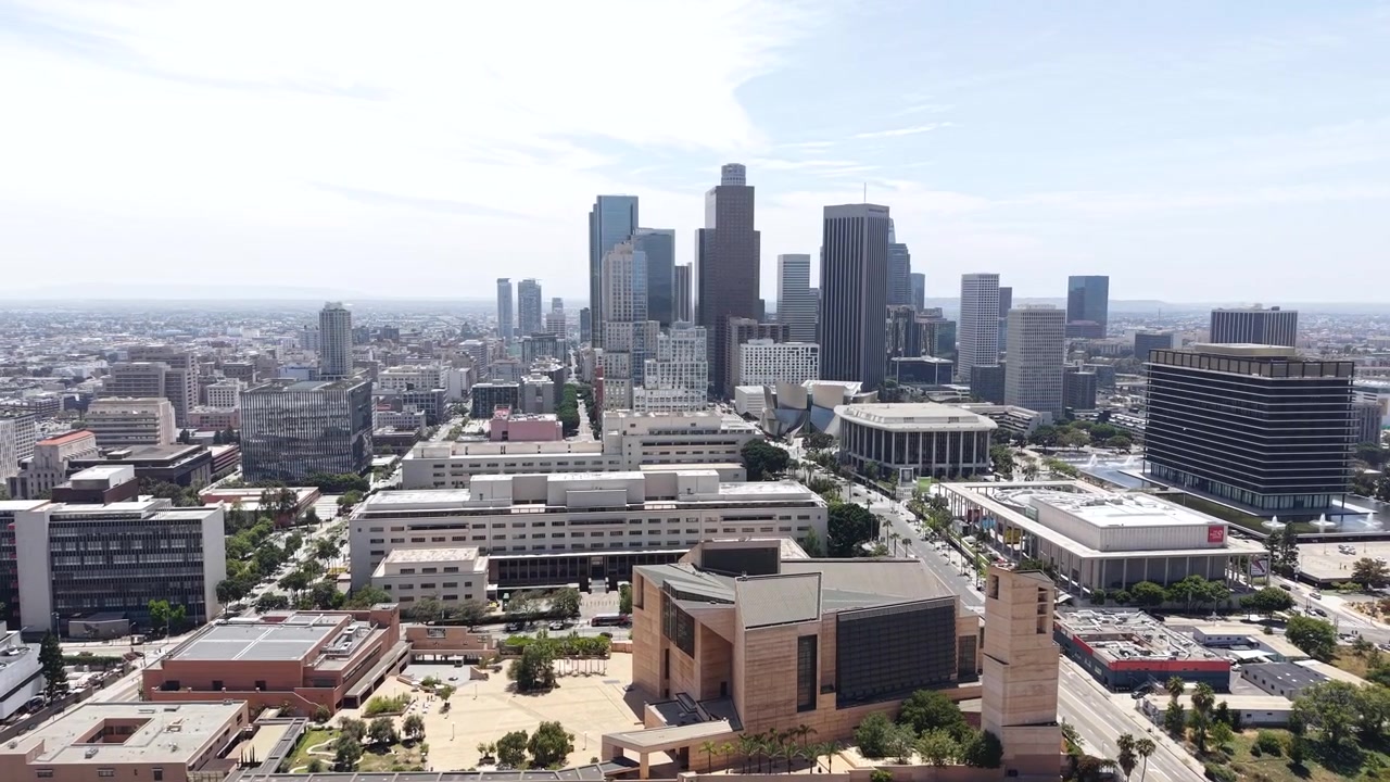 Skyline del centro di Los Angeles, USA, ripresa con drone di grattacieli e teatri centrali