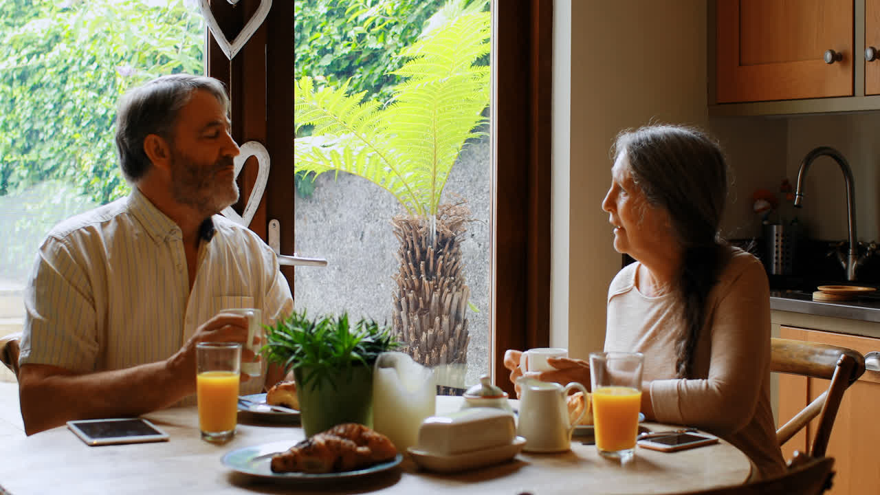 커피 4k를 마시면서 서로 상호 작용하는 고령 커플