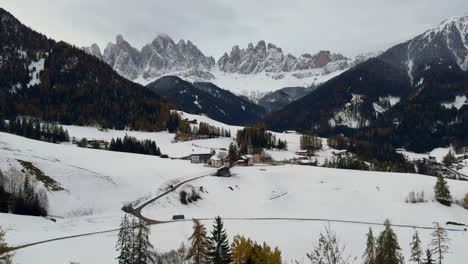 Iglesia-De-Santa-Maddalena-Val-Di-Funes-Dolomitas-Italia-Agudo-Impresionante-Montaña-Rocoso-Dentado-Alpes-Italianos-Lavaredo-Picos-Valle-Tirol-Bolzano-Mañana-Octubre-Noviembre-Otoño-Otoño-Primera-Nieve