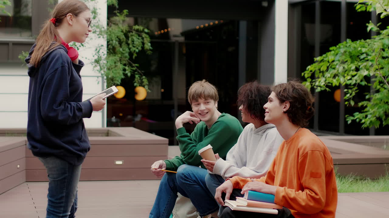 대학 캠퍼스의 다민족 친구들.