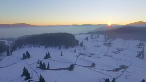 vista aérea del deporte turístico, zona de esquí y complejo recreativo en la montaña jahorina al atardecer, bosnia y herzegovina