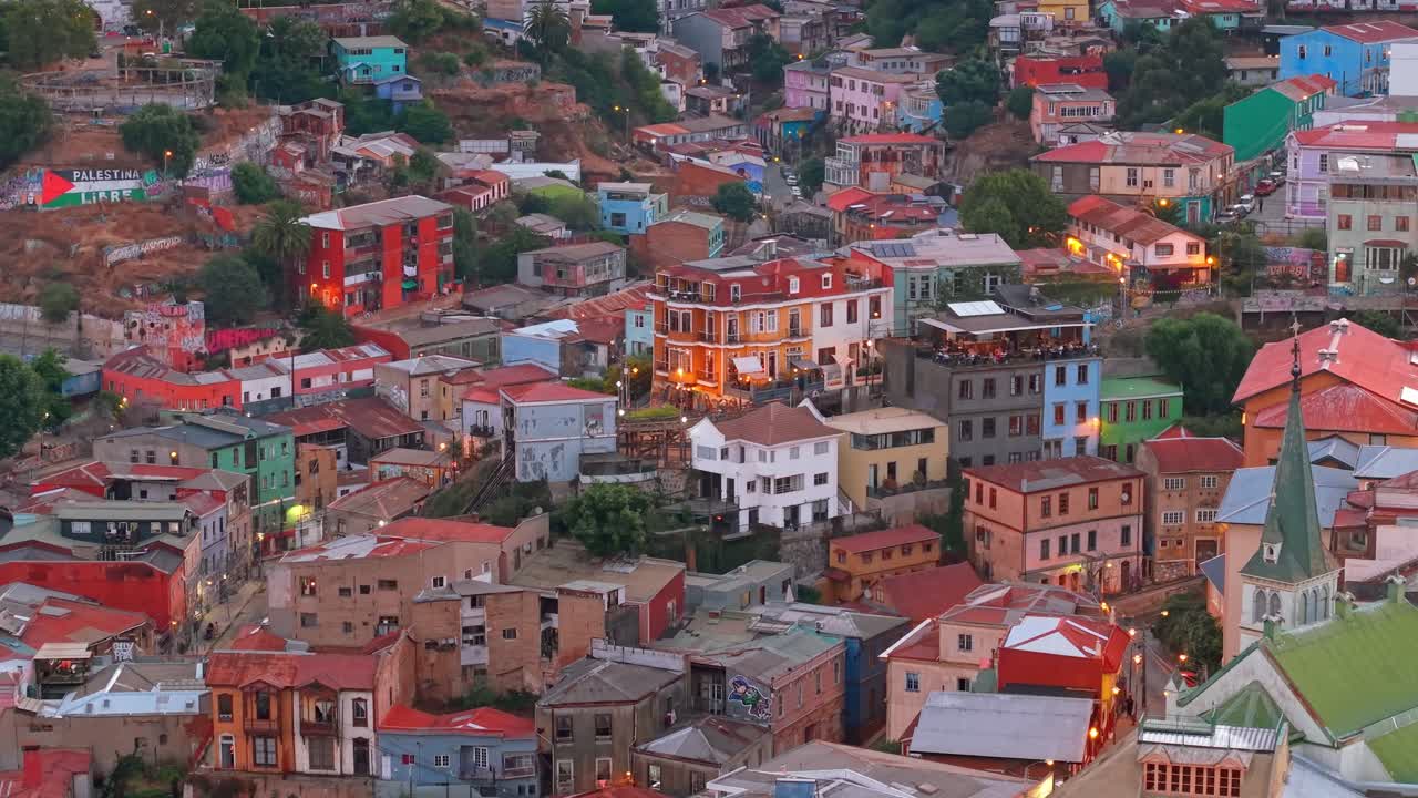 Panoramica aerea dei quartieri storici di Cerro Concepción con il Panteón a Valparaíso, Cile, Cerro Alegre.