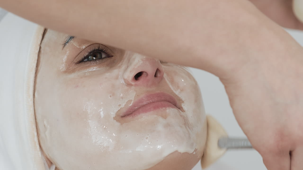 얼굴 치료를 받는 여성